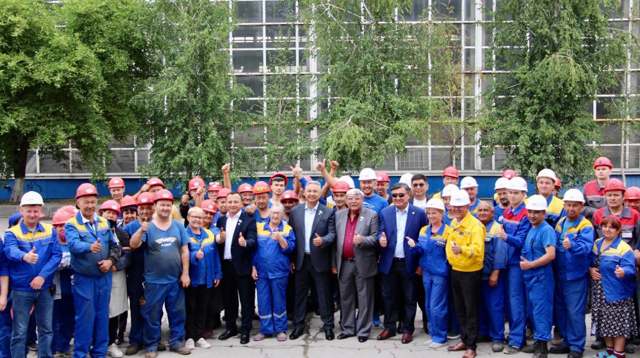 Азат Перуашев встретился с трудовым коллективом Алматинского завода мостовых конструкций и рассказал об основных изменениях Конституции