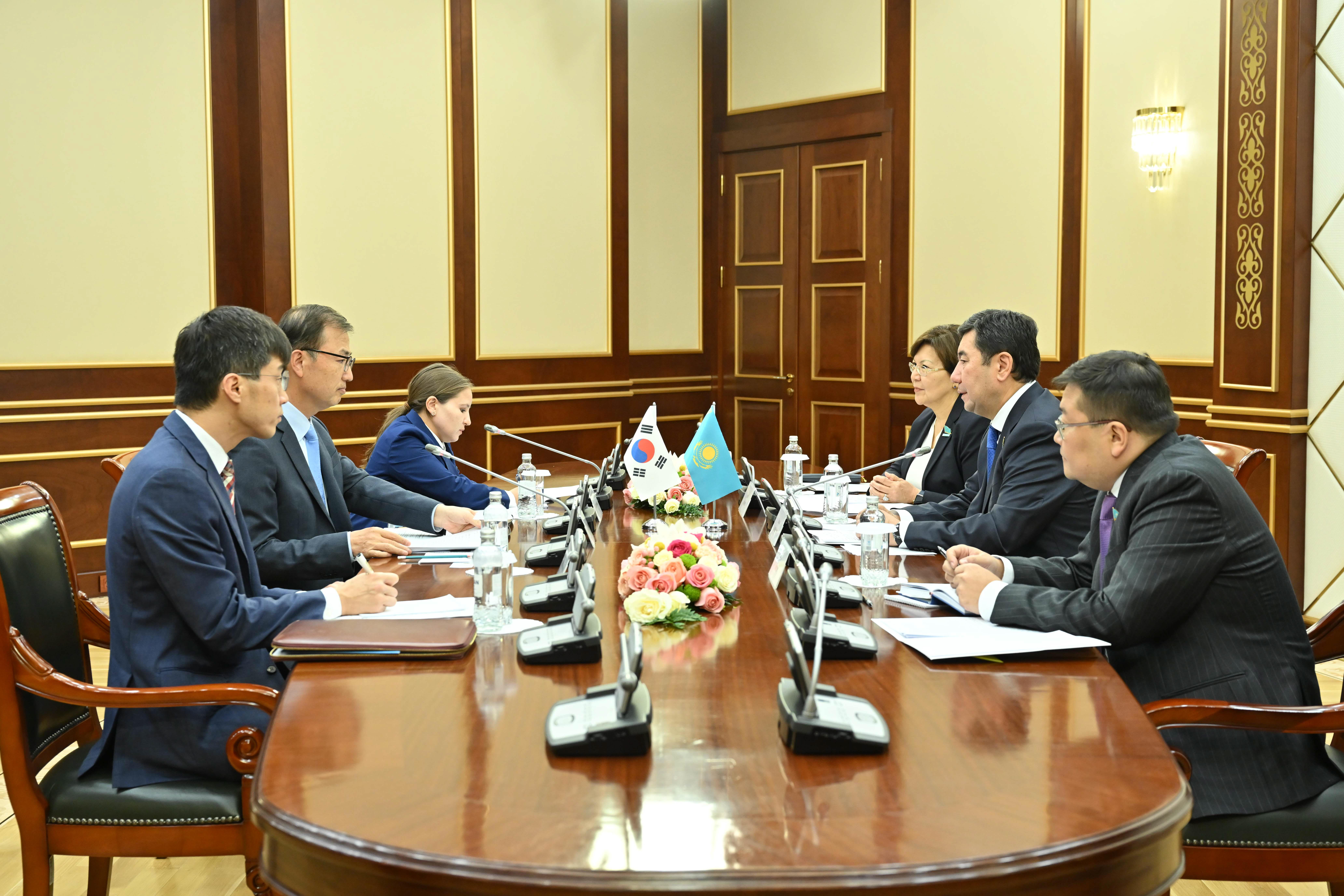 В Мажилисе обсудили вопросы казахстанско-корейского сотрудничества 