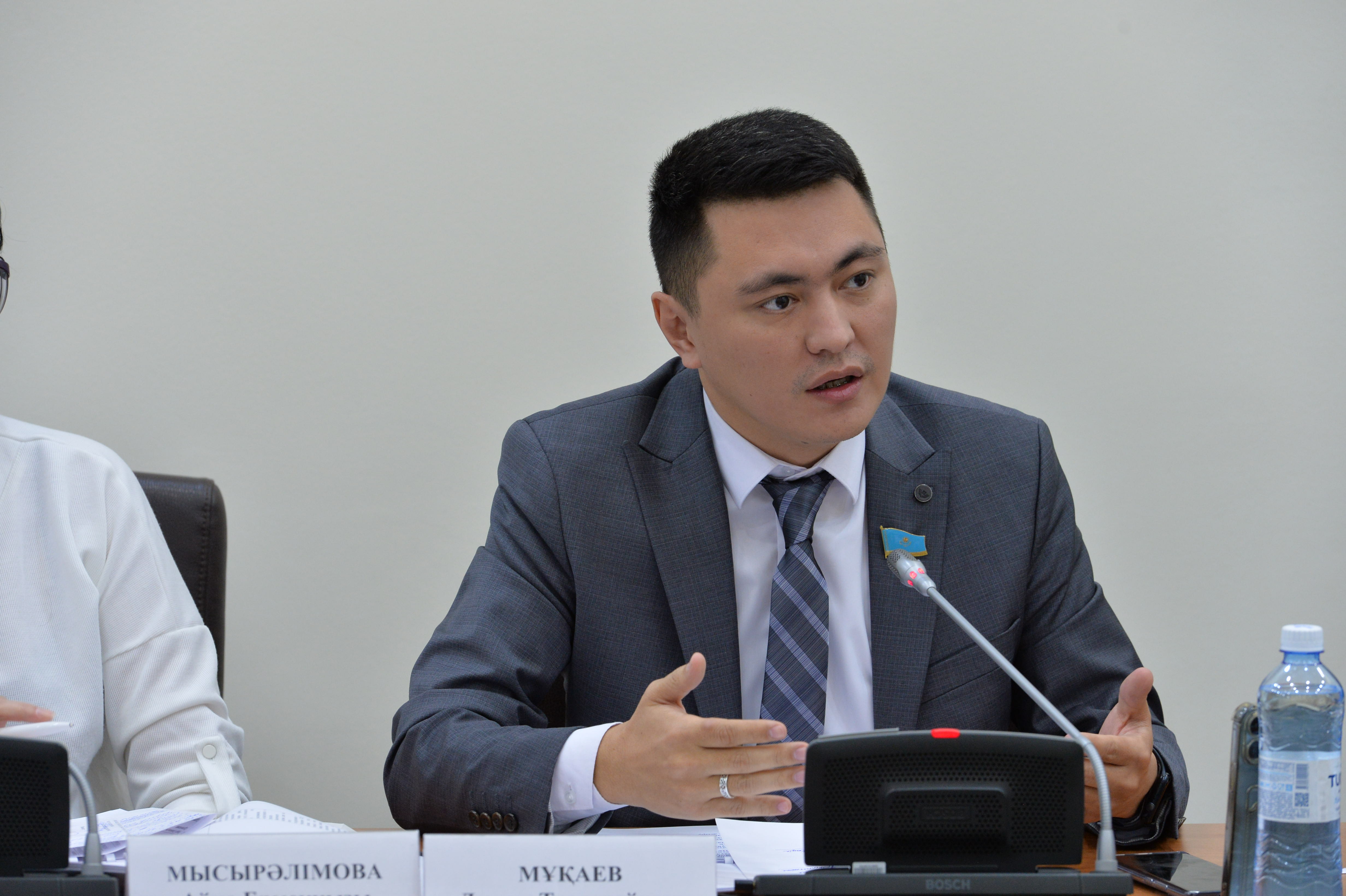 "ҚР кейбір заңнамалық актілеріне қаржы нарығын дамыту және қаржылық көрсетілетін қызметтерді тұтынушылардың құқықтарын қорғау мәселелері бойынша өзгерістер мен толықтырулар енгізу туралы" Заң жобасы бойынша жұмыс тобының мүшесі