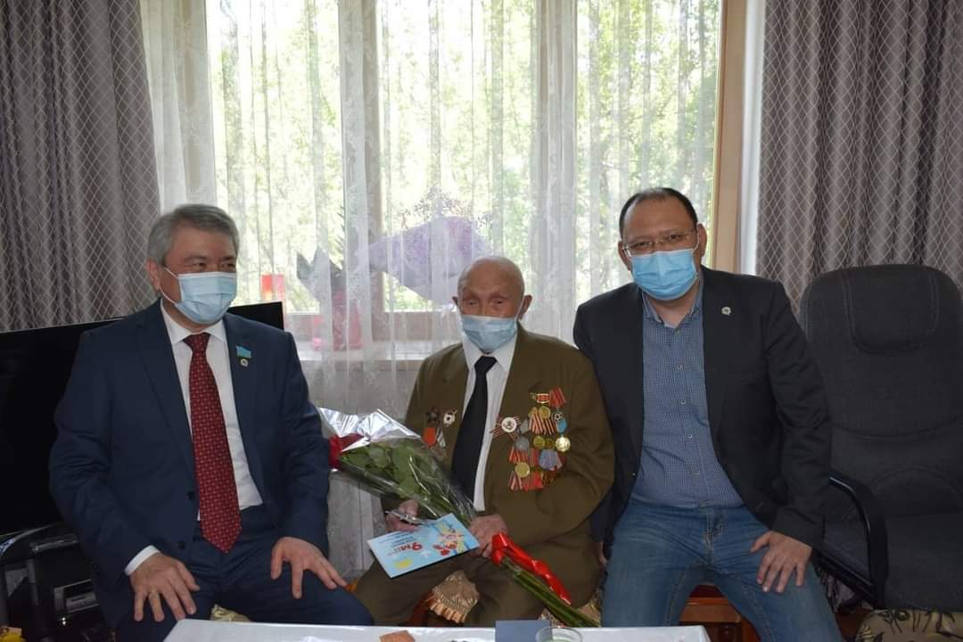 С акимом Бостандыкского района города Алматы Алтаем Рахимбетовым поздравили ветеранов на дому. 