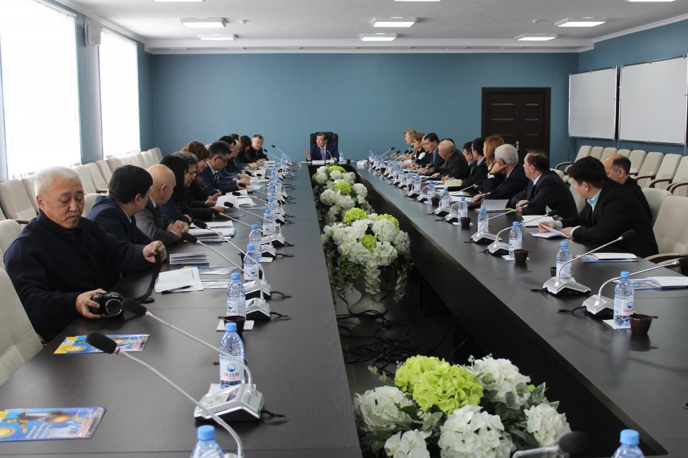 Депутаты, члены фракции партии «Нұр Отан» в Мажилисе Парламента встретились с членами Общественных советов Караганды