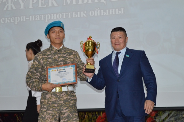 Принял на торжественной церемонии награждения военно – патриотической игры «Жаужүрек мың бала»