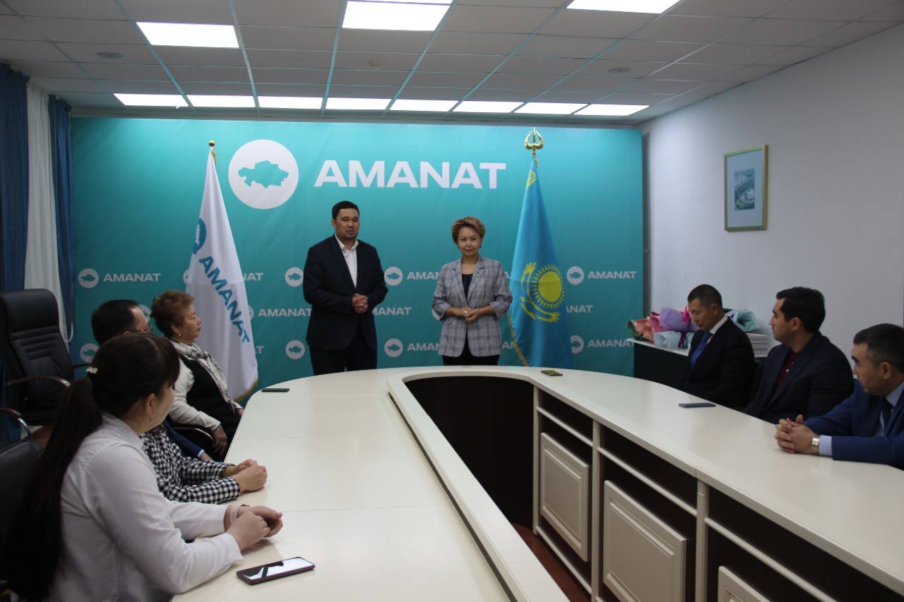 Церемония награждения активных граждан в филиале партии "Amanat"