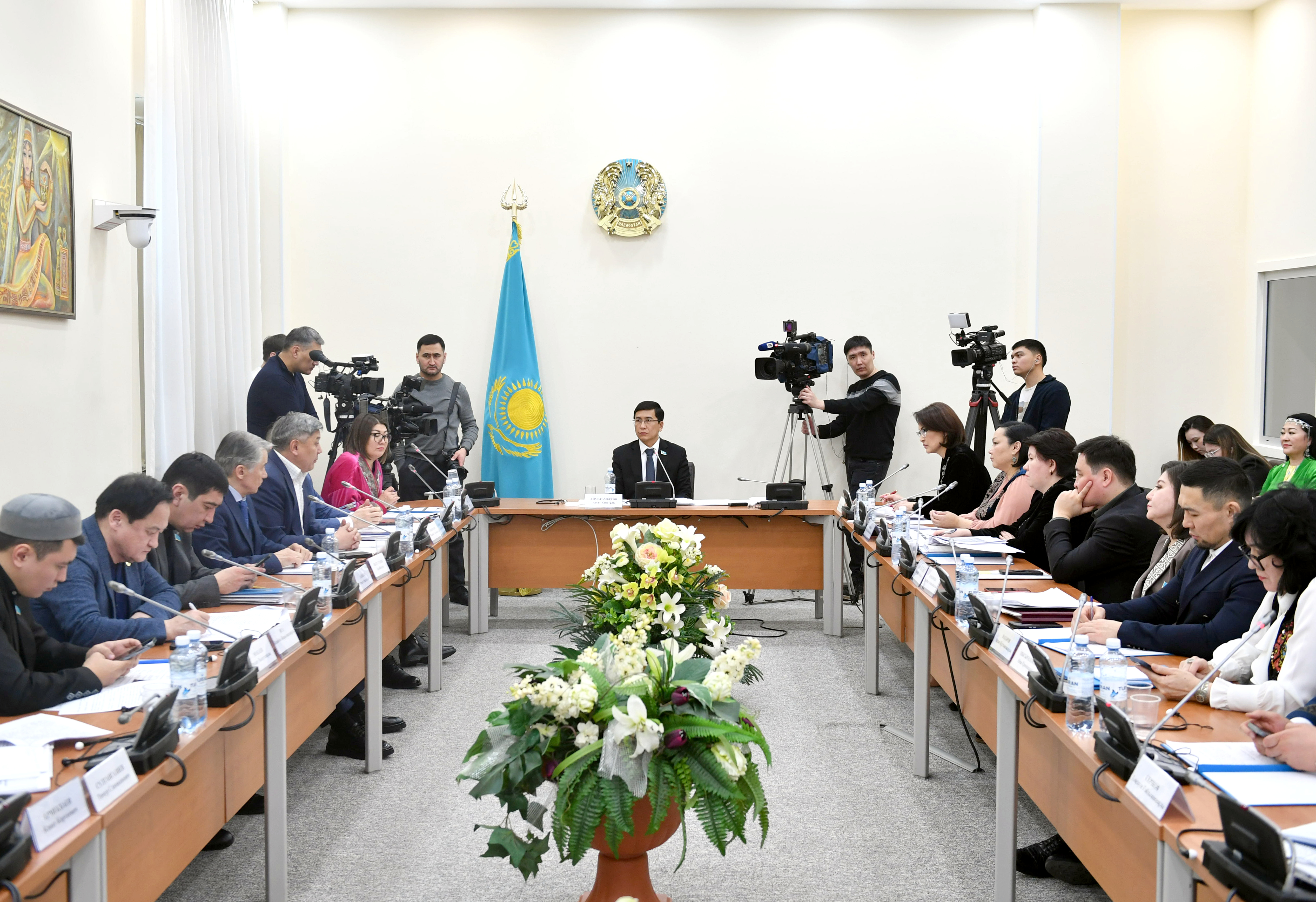 В Мажилисе состоялось заседание Комитета по социально-культурному развитию под председательством Асхата Аймагамбетова.