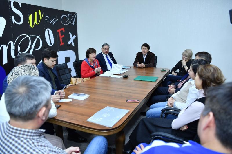 Сегодня в г.Нур-Султане мажилисмены, члены фракции партии «Nur Otan» Светлана Бычкова и Канат Мусин встретились с коллективом Дворца школьников
