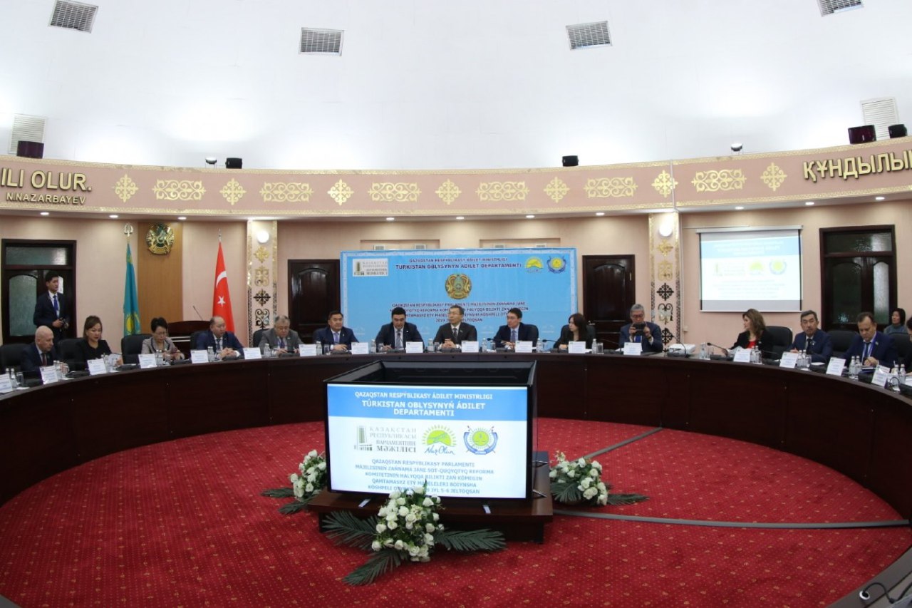Юридическую помощь населению обсудили на выездном совещании Мажилиса в Туркестане.