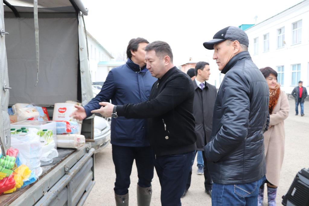 Мажилисмены оказали гуманитарную помощь пострадавшим от наводнения жителям Актюбинской области