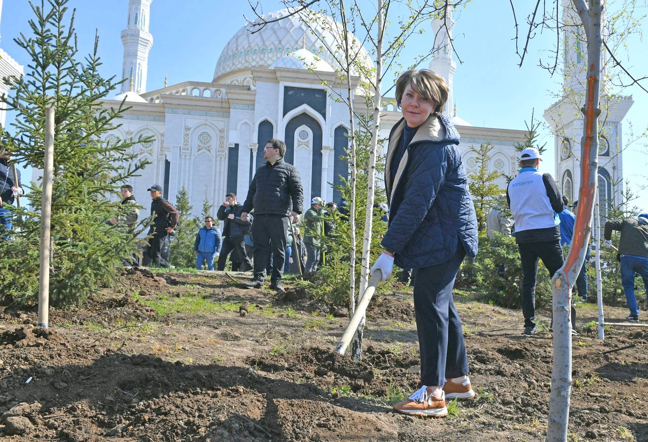 Депутаты Мажилиса и сотрудники аппарата Палаты приняли участие в акции «Таза Қазақстан». На общегородском субботнике они высадили 350 деревьев.