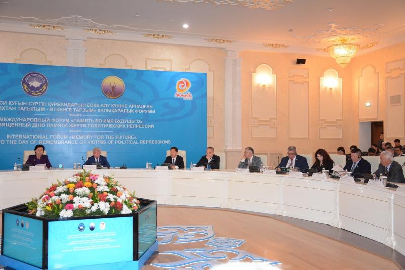 31 мая в г. Актобе прошли мероприятия международного проекта Ассамблеи народа Казахстана «Память во имя будущего», посвященного Дню памяти жертв политических репрессий и голода.