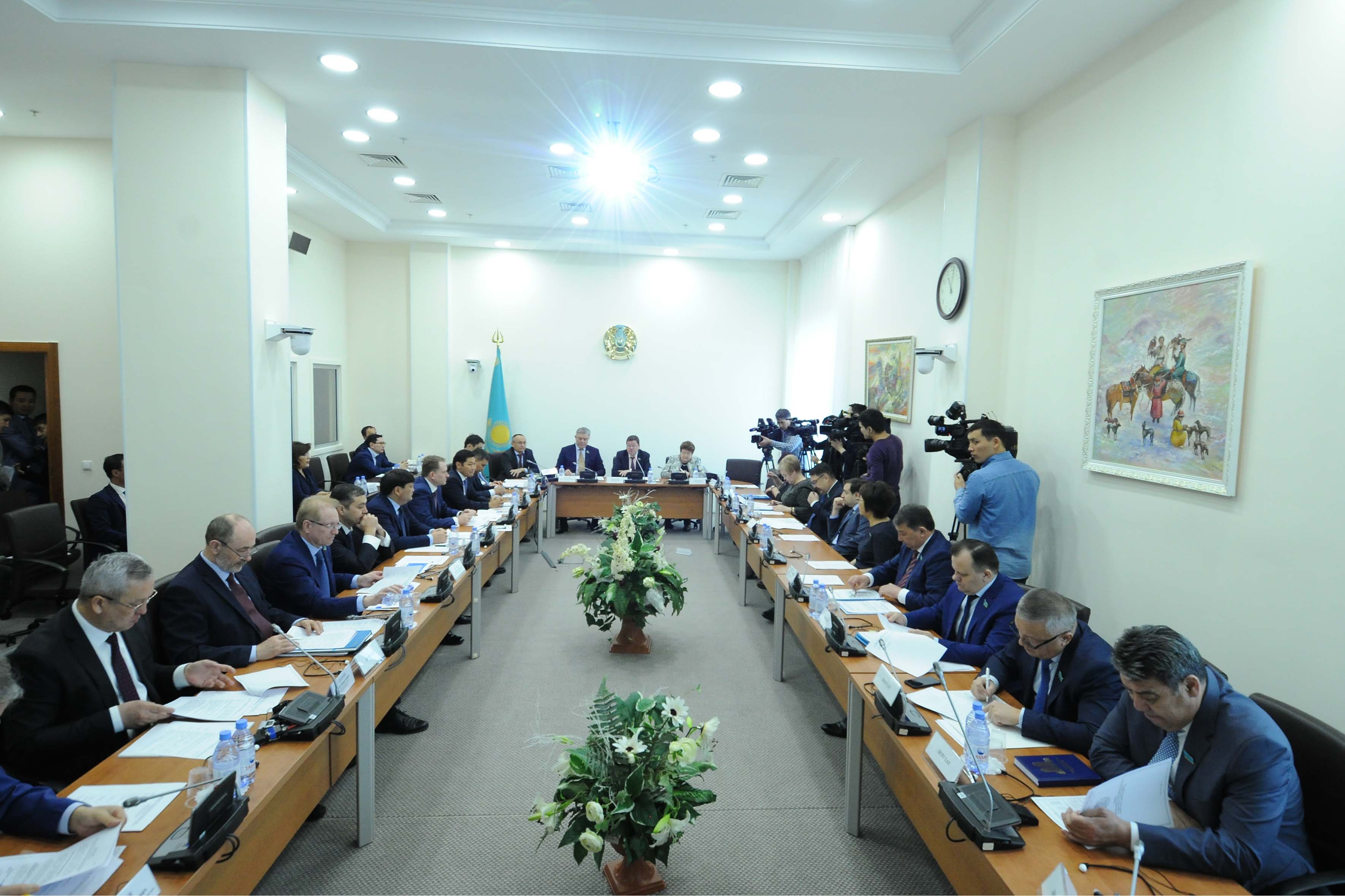 Провел круглый стол на тему: «Обеспечение энергетической безопасности Казахстана путем развития газотранспортной инфраструктуры страны».