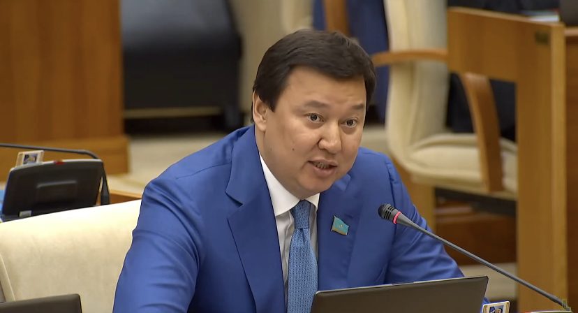 Депутат Мажилиса Парламента РК Елеуов Г.А. огласил депутатский запрос.