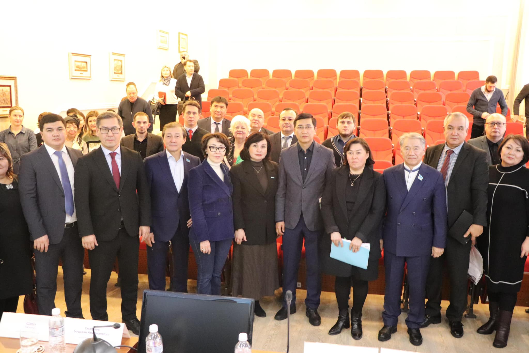Қарағанды Ақтау цемент зауытының жұмысшыларымен кездесуде
