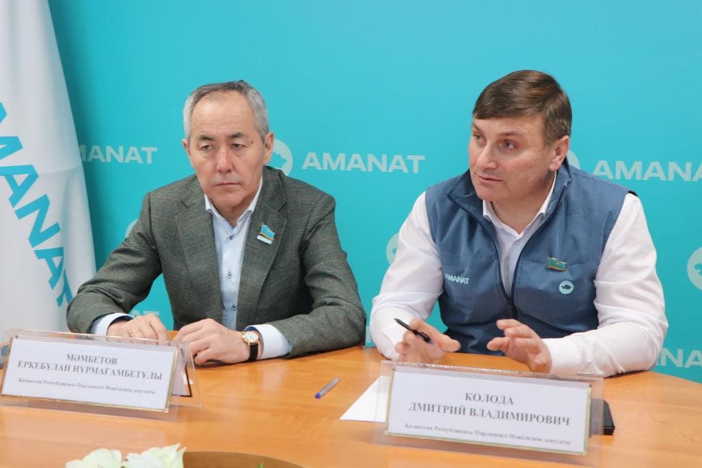 Бүгін "AMANAT" партиясы Мамлют аудандық филиалының қоғамдық қабылдау алаңында ҚР Парламенті Мәжілісінің депутаттары Е.Н. Мамбетов және Д.В. Колода азаматтарды жеке қабылдау өтті