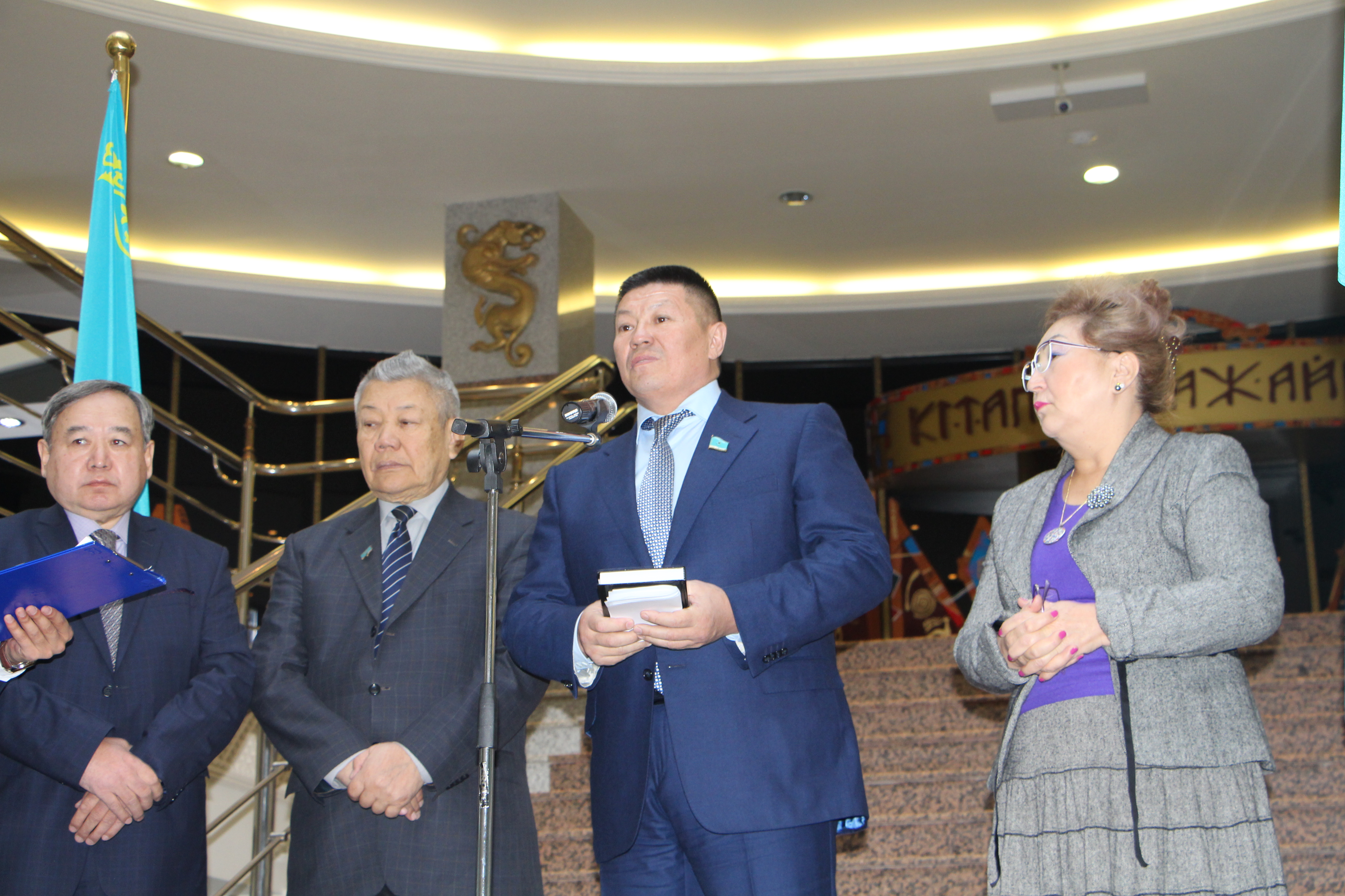 28 ноября в Национальной академической библиотеке РК посвящённый ко Дню Первого Президента Республики Казахстан принял участие на открытии книжной выставки «Наш Президент. Феномен лидерства»