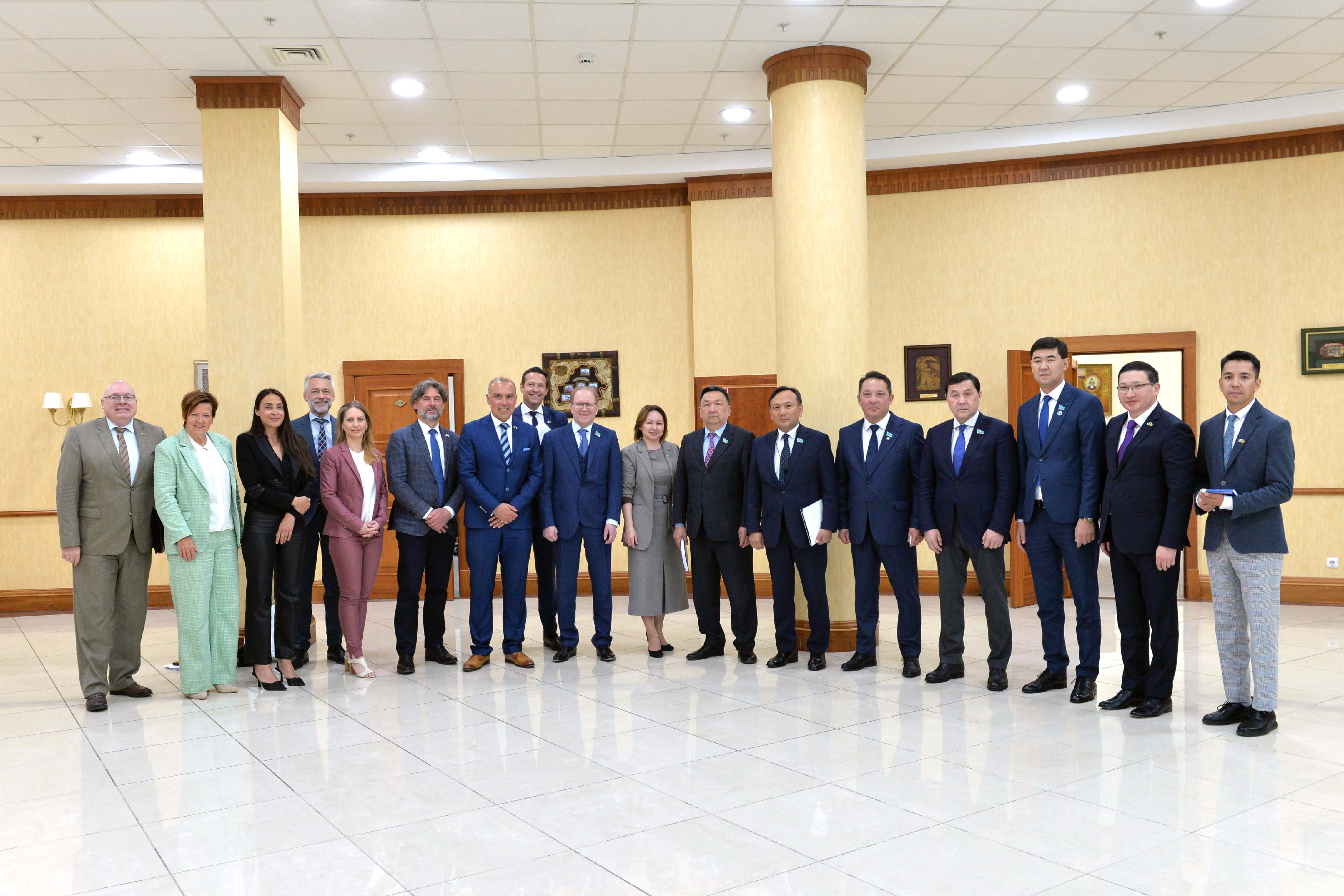 Сегодня мы во главе с заместителем Председателя Мажилиса Парламента Альбертом Рау встретились с депутатами Парламента Королевства Бельгии, прибывшими с визитом в Казахстан. 