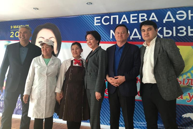  Дания Еспаева начала свою агиткампанию со встречи с работниками крупнейшего в стране хлебозавода «Аксай-нан» в Алматы, 