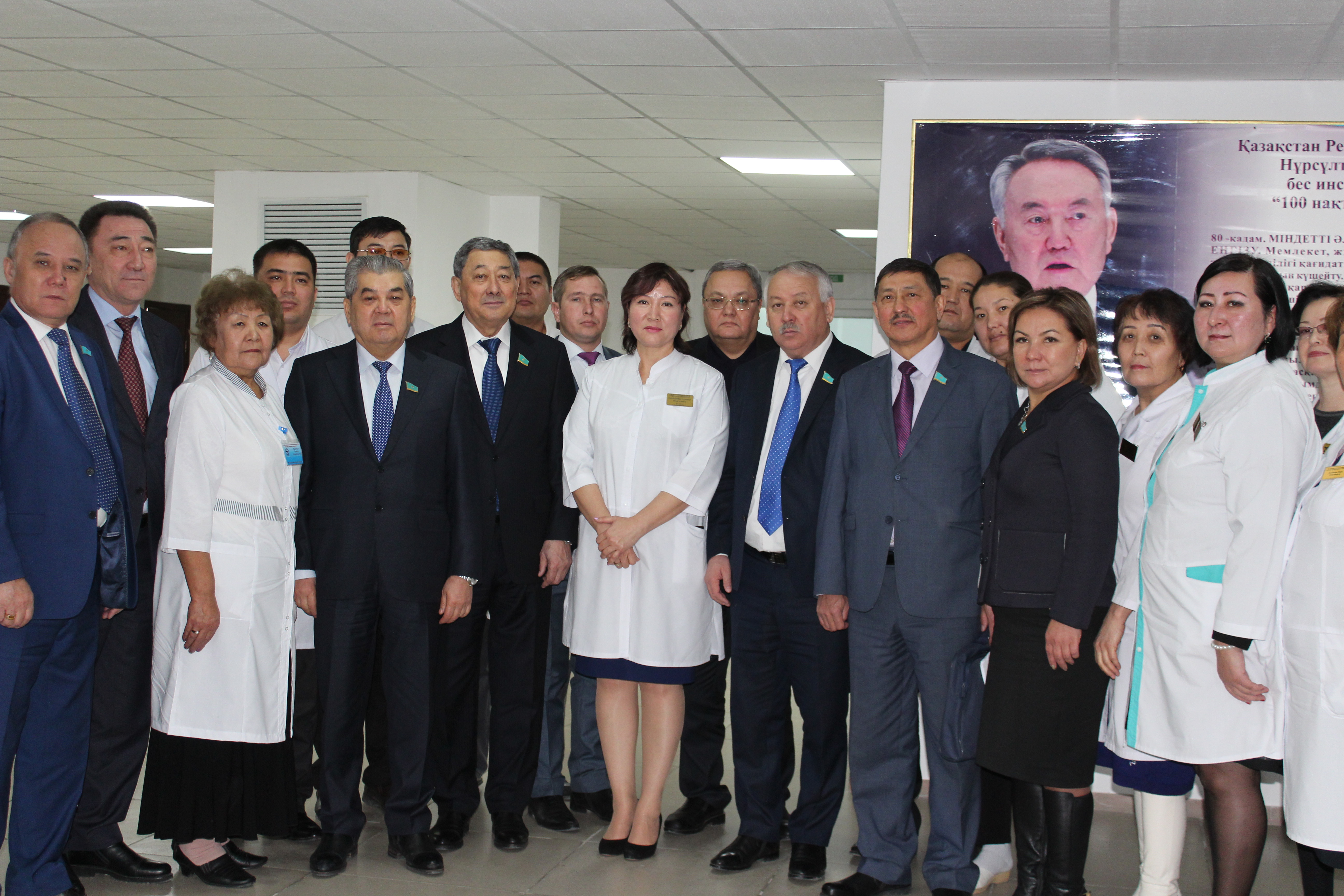 Депутаты Мажилиса Парламента посетили сельскую амбулаторную поликлинику в Сырдарьинском районе