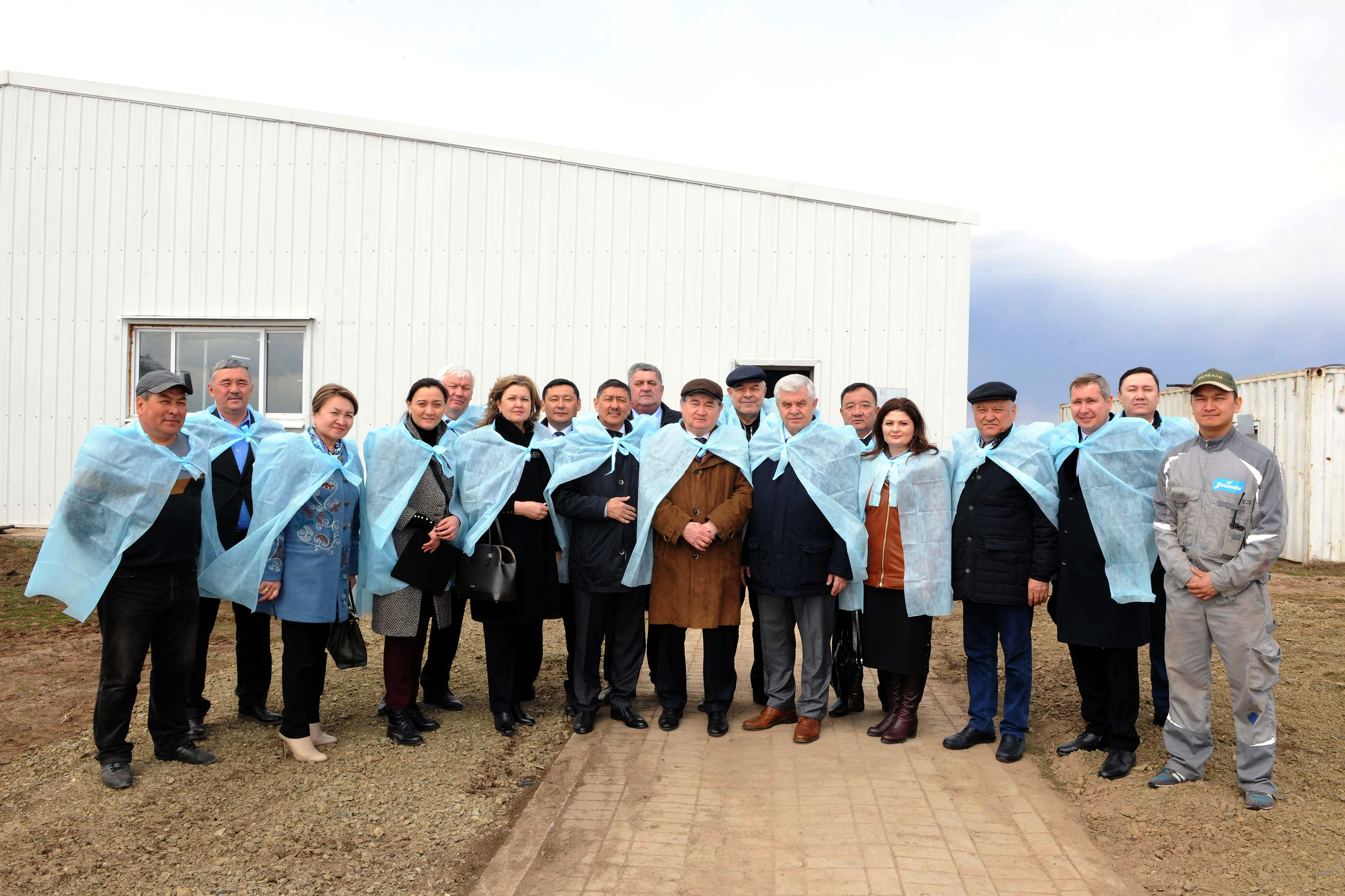 Депутатская группа Ассамблеи народа Казахстана в Мажилисе посетила молокозавод в селе Кажымукан Акмолинской области
