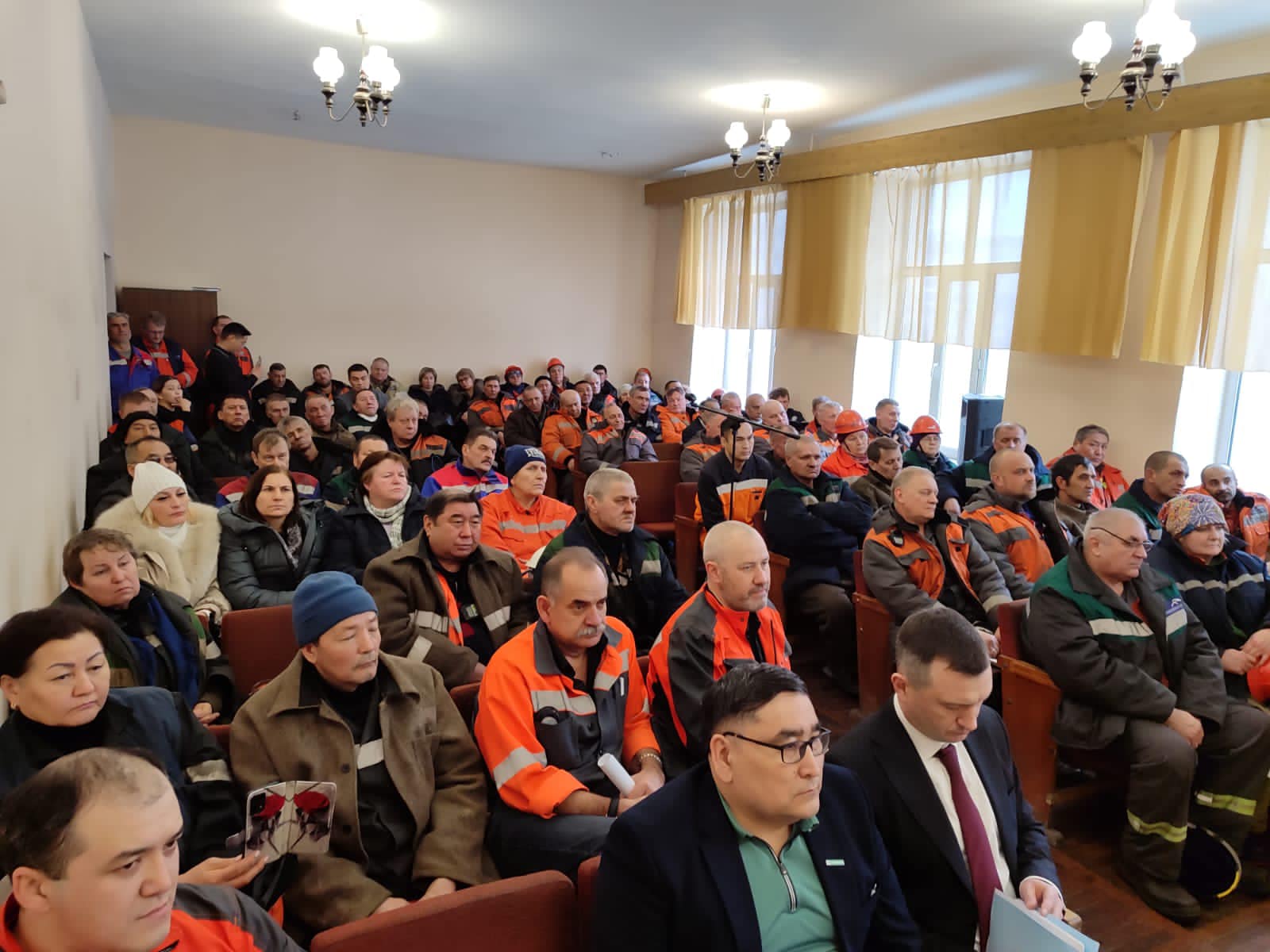 Теміртау қаласында жаңа инвесторға ие болған бұрыңғы Арселор казіргі ҚАРМЕТ комбинатының басшысы, қызметкерлері және жұмысшыларымен кездесуде