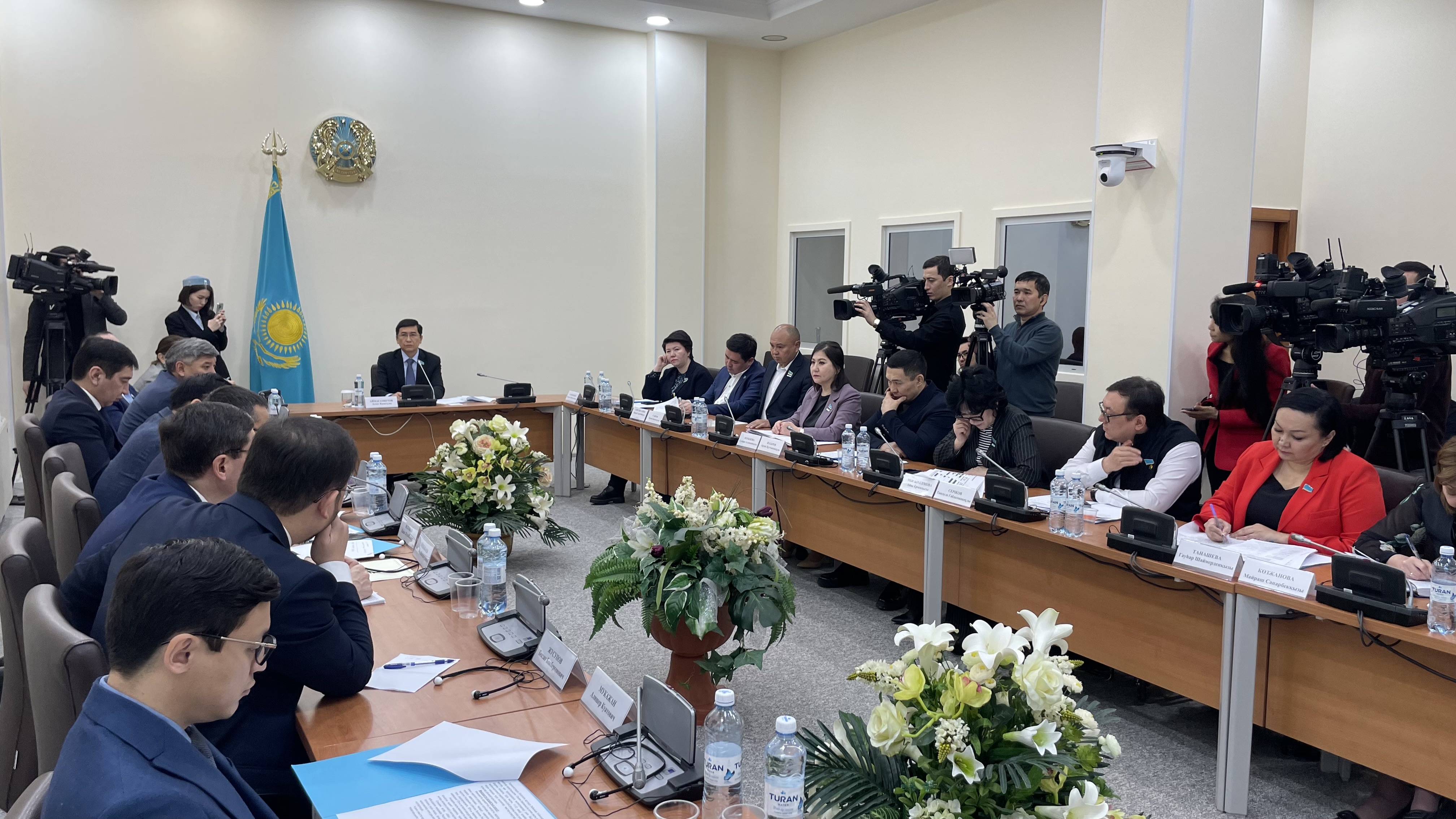  В Мажилисе состоялось заседание комитета социально-культурного развития. На встрече обсуждался вопрос одновременного использования Казахстана и России в качестве источника энергии.