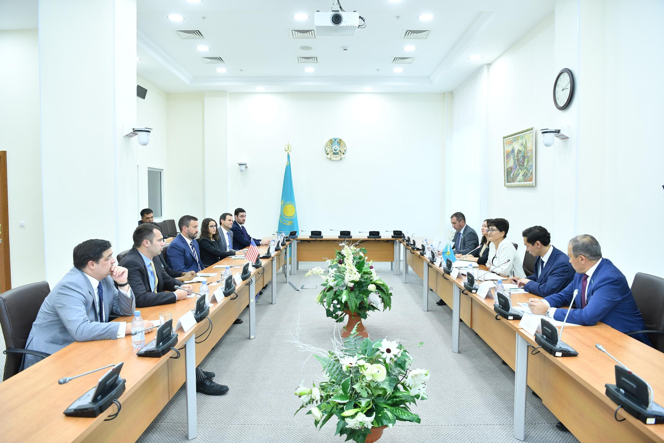 Сегодня Мажилис Парламента Республики Казахстан посетила делегация Аппарата Палаты представителей Конгресса США.