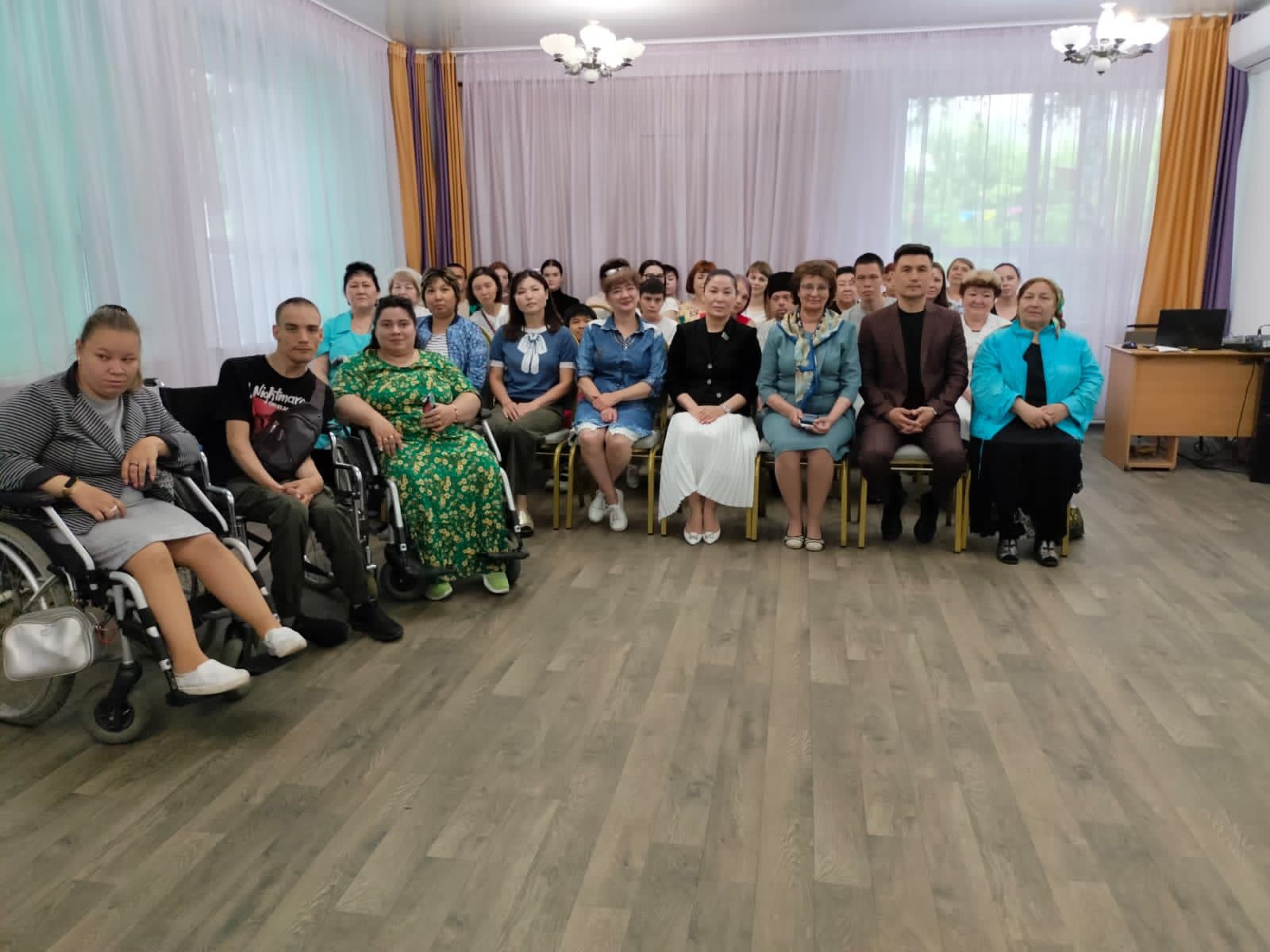 1 июня 2022 года состоялась встреча депутата Мажилиса Парламента РК Нугмановой Г.К. с работниками реабилитационного центра «Самал» г. Павлодар.