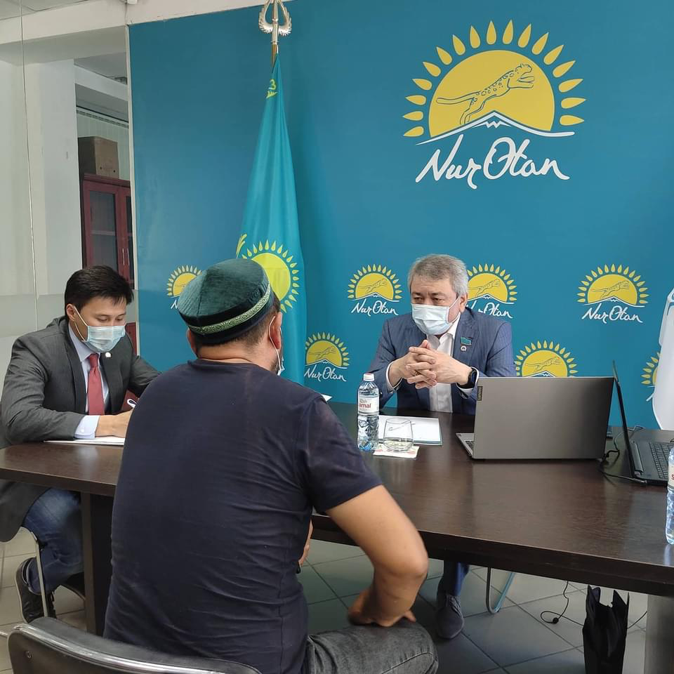 В рамках рабочего выезда провел прием граждан в общественной приемной Алатауского районного филиала партии Nur Otan