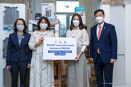 Посольство Республики Корея в Республике Казахстан вместе с группой «Friends of Korea» передали благотворительную помощь кризисному центру для одиноких матерей, расположенный в г. Нур-Султан.