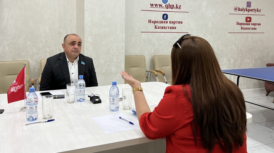 Қазақстан Халық партиясы парламенттік фракциясының жетекшісі, депутат Магеррам Магеррамов ҚХП кеңсесінде азаматтарды жеке қабылдады. Іс-шара сайлаушылармен жұмыс кездесулері аясында өтті.