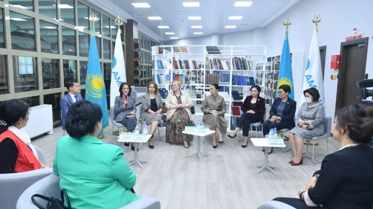 Депутаты Мажилиса встретились с участницами программы женского лидерства Tomiris 