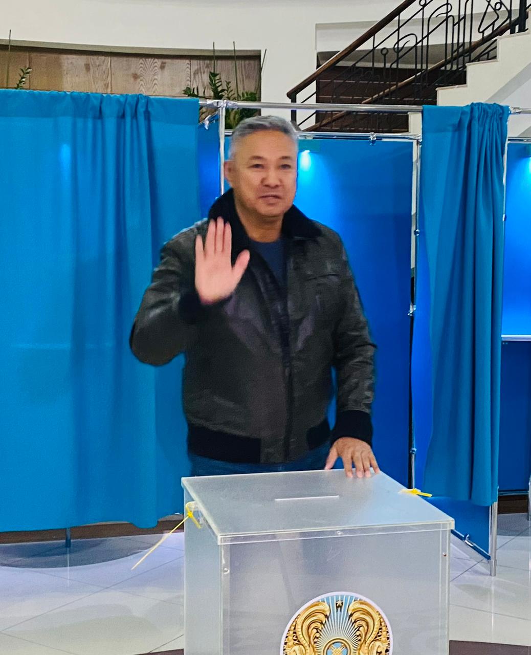 Председатель партии «Ак жол» Азат Перуашев проголосовал на внеочередных выборах Президента Казахстана