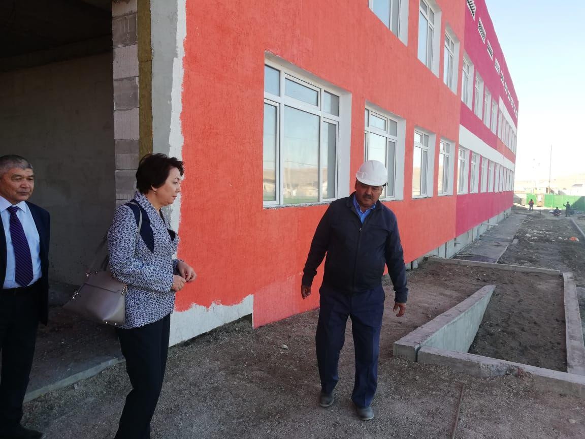 Депутат Еспаева Д.М ознакомилась с процессом строительства новой средней школы на 300 мест Красносельский сельский округ города Актобе.