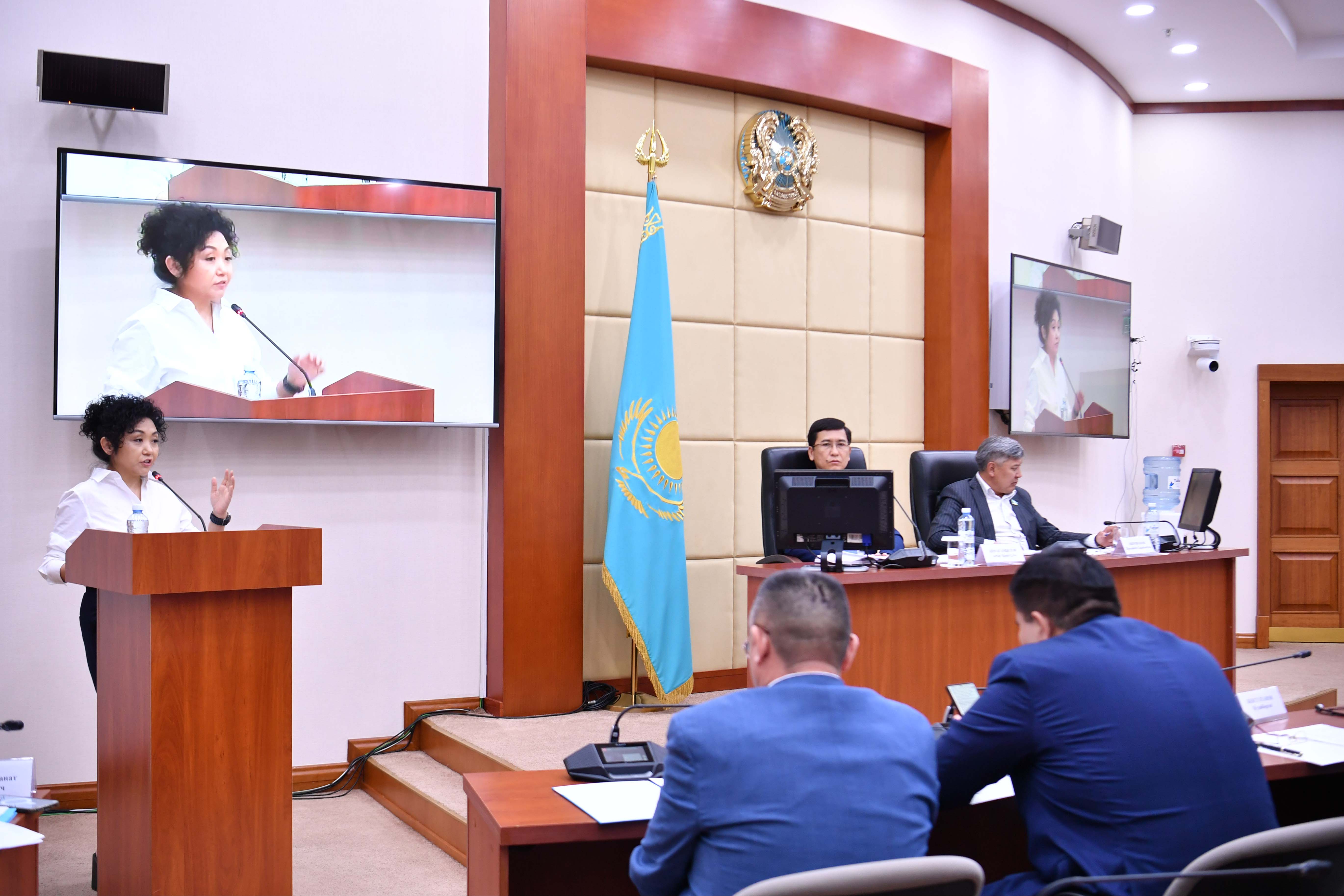 Бүгін Мәжілістің Әлеуметтік-мәдени даму комитетінің «Масс-медиа туралы» заң жобасының призмасы арқылы медиа саласының даму тенденциялары тақырыбында отырысы өтті.