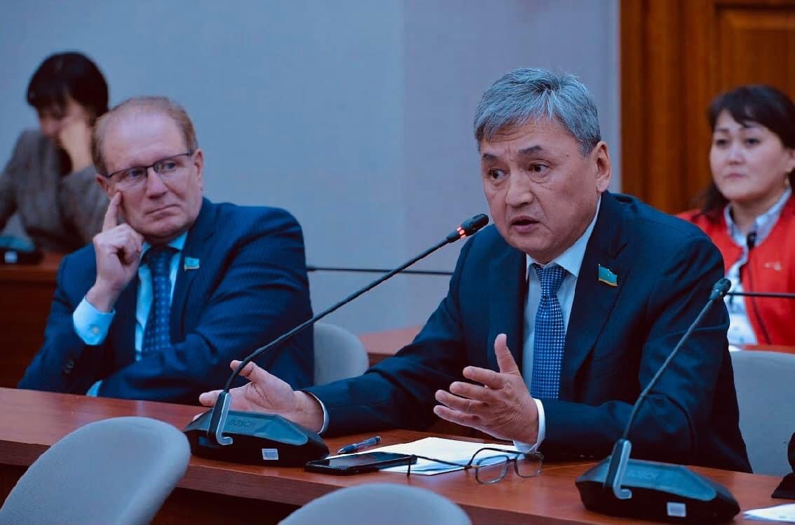 Принял участие в работе круглого стола, посвященного развитию парламентаризма в Казахстане.