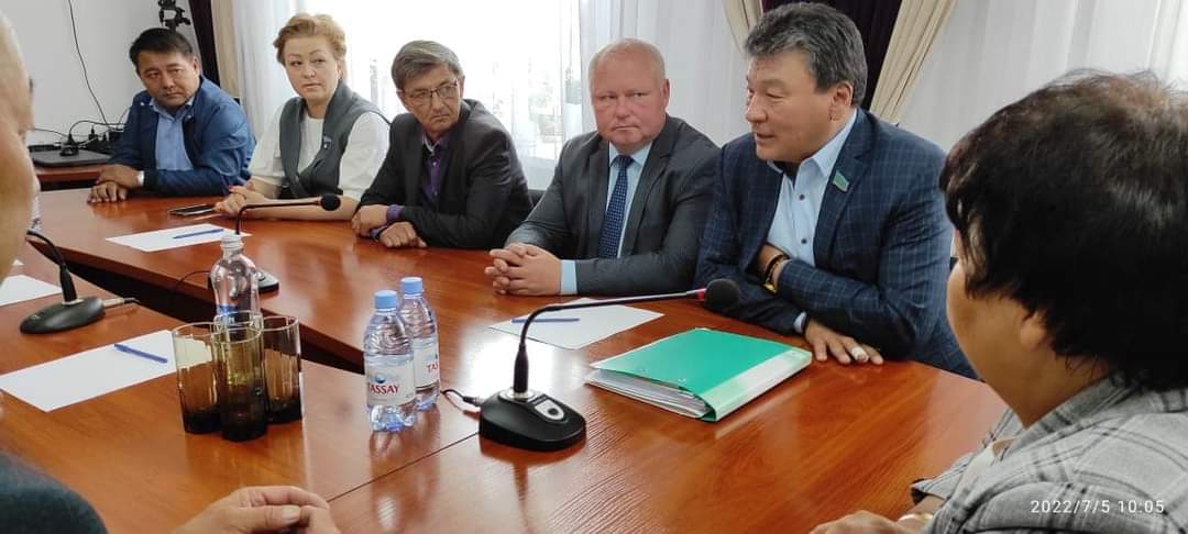 В рамках встреч с избирателями депутат Аскарбек Уисимбаев провел встречу с депутатским корпусом Аккольского района