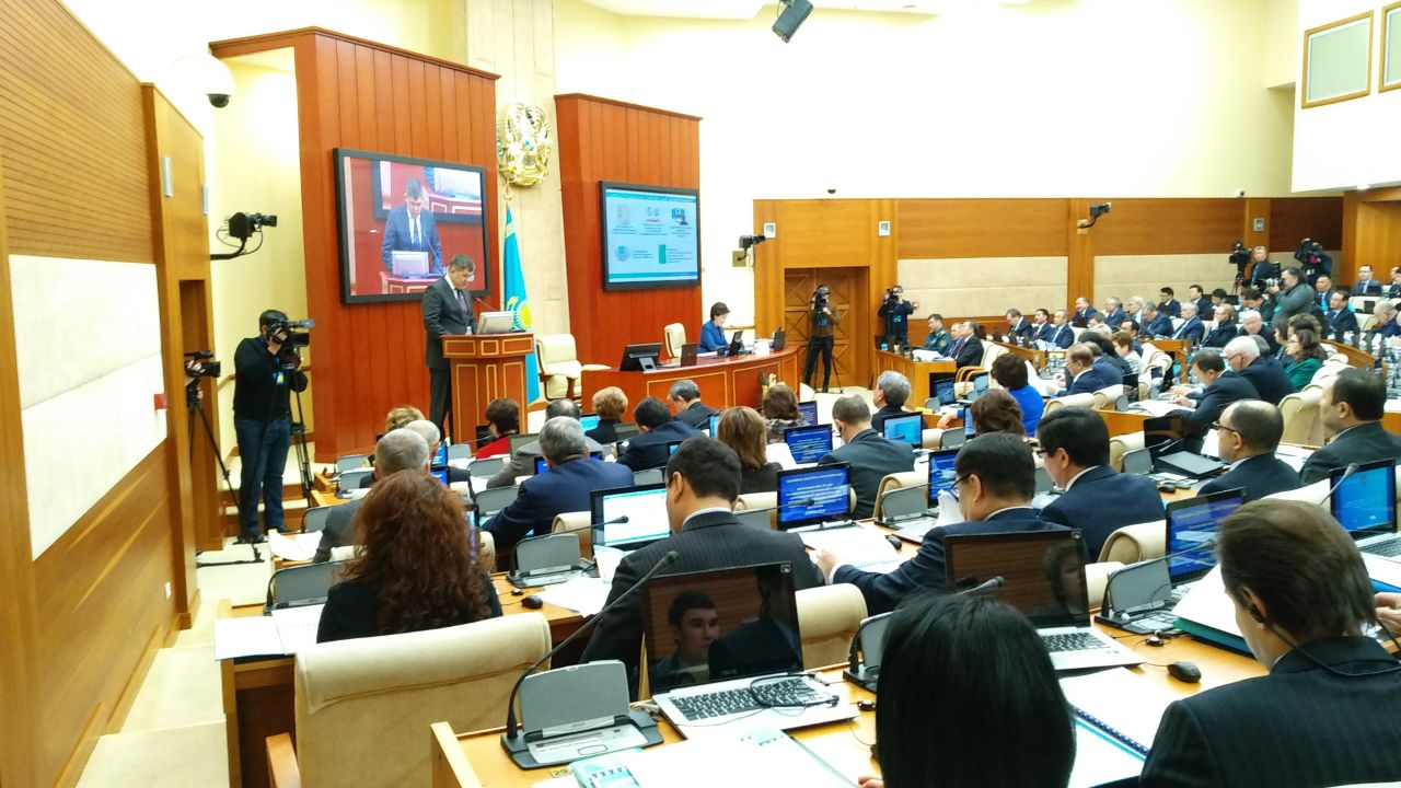 В Мажилисе Парламента Республики Казахстан обсудили вопрос доступности современных лекарств для лечения рака