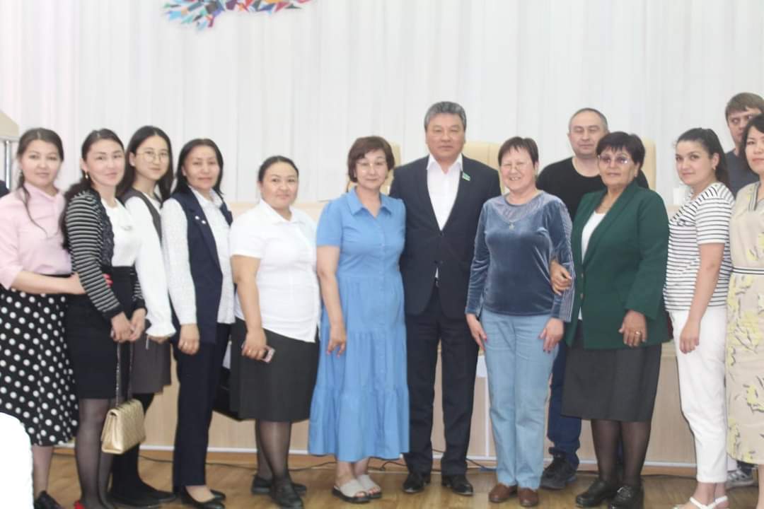  Аскарбек Уисимбаев провел встречу с педагогами Буландынского района