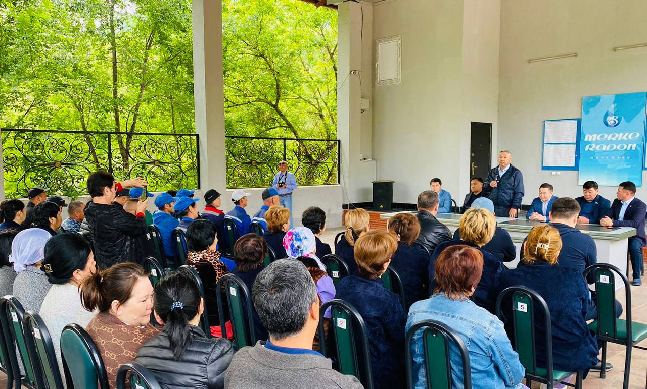 Азат Перуашев посетил ряд коллективов в Жамбылской области и обсудил основные направления конституционной реформы
