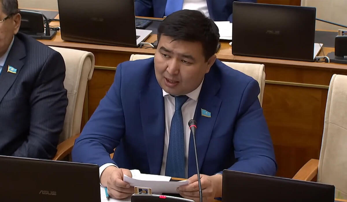 Депутат озвучил депутатский запрос на имя Генерального прокурора Республики Казахстан и Председателя Агентства Республики Казахстан по регулированию и развитию финансового рынка