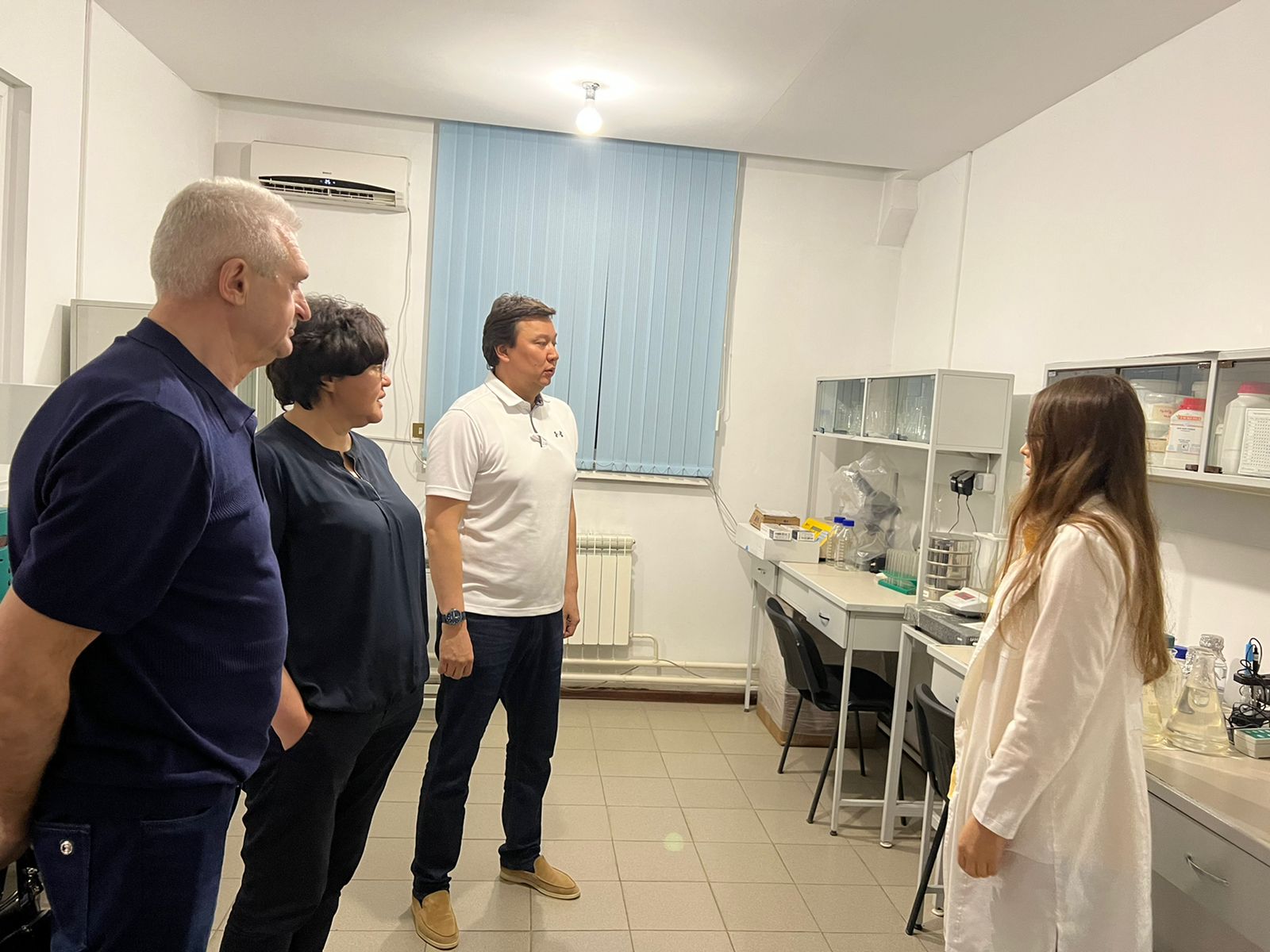 Депутат Мажилиса Парламента Республики Казахстан Елеуов Г.А. посетил микроклональную лабораторию селекционно-семеноводческого центра.