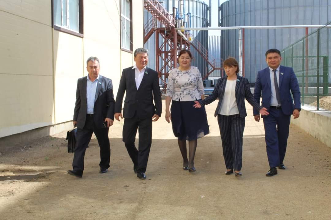 Встреча депутата Аскарбека Уисимбаева с трудовым коллективом ТОО «ХПП Арна» прошла в деловой и благоприятной обстановке