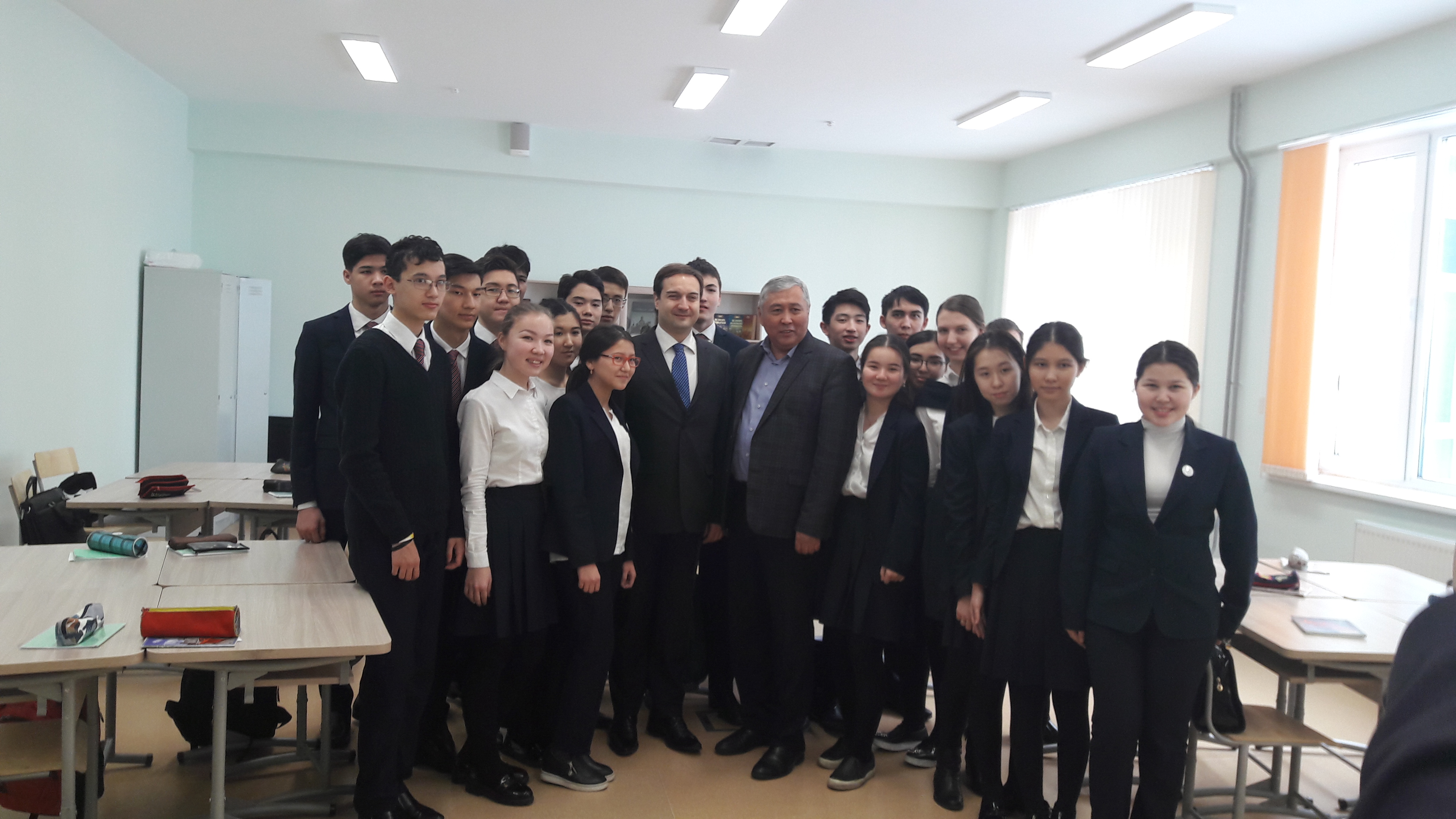 В ходе визита А.С. Платонов посетил и ознакомился с Назарбаев Интеллектуальная школа физико-математического направления г.Семей