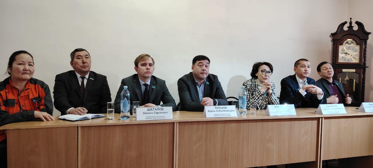 Шахтинск қаласының "Құрылысмет" заутының еңбек ұжымымен кездесуде