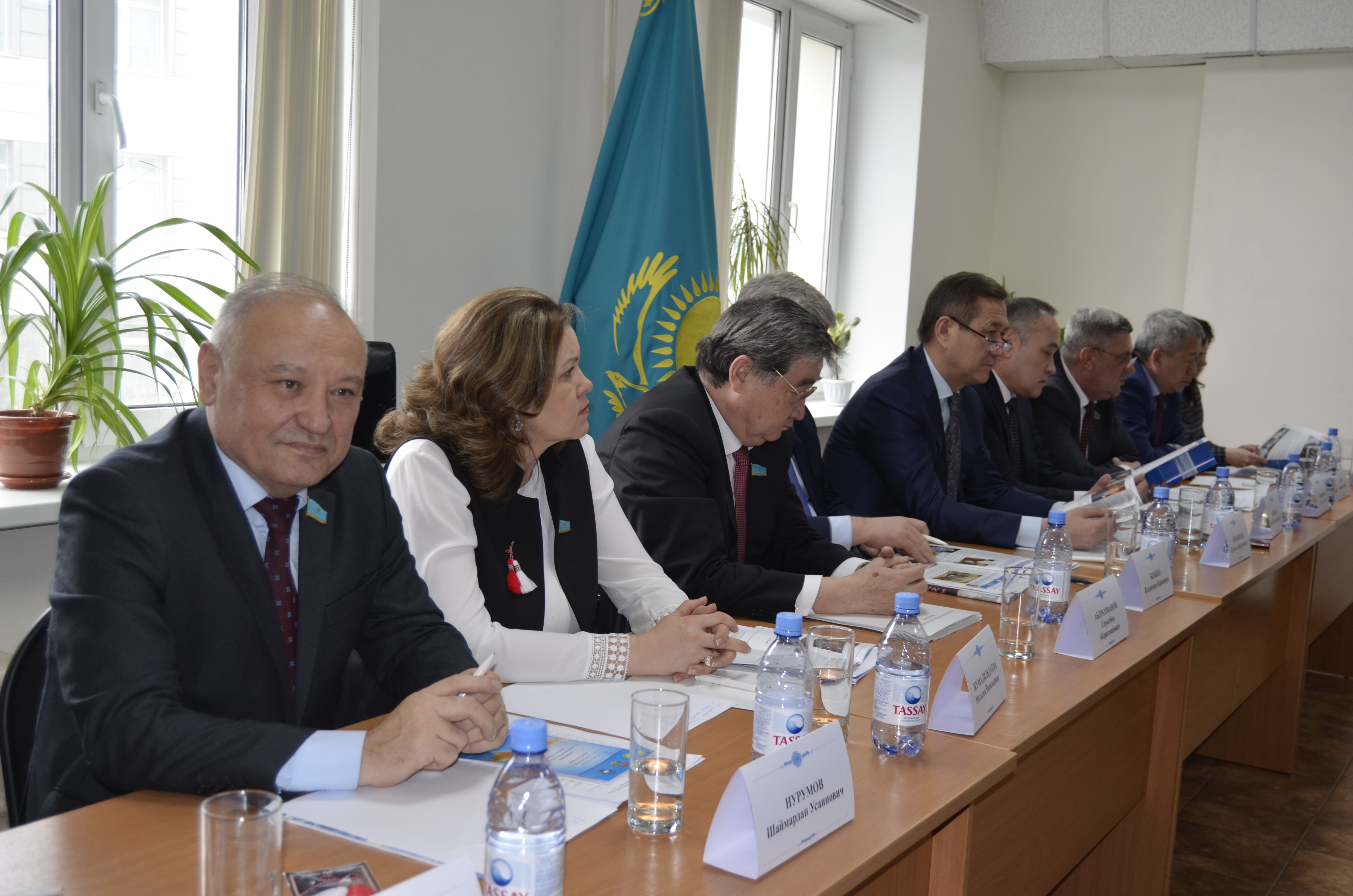 ҚР ПАРЛАМЕНТ МӘЖІЛІСІНДЕГІ ҚХА ДЕПУТАТТАРЫНЫҢ КӨШПЕЛІ ОТЫРЫСЫ