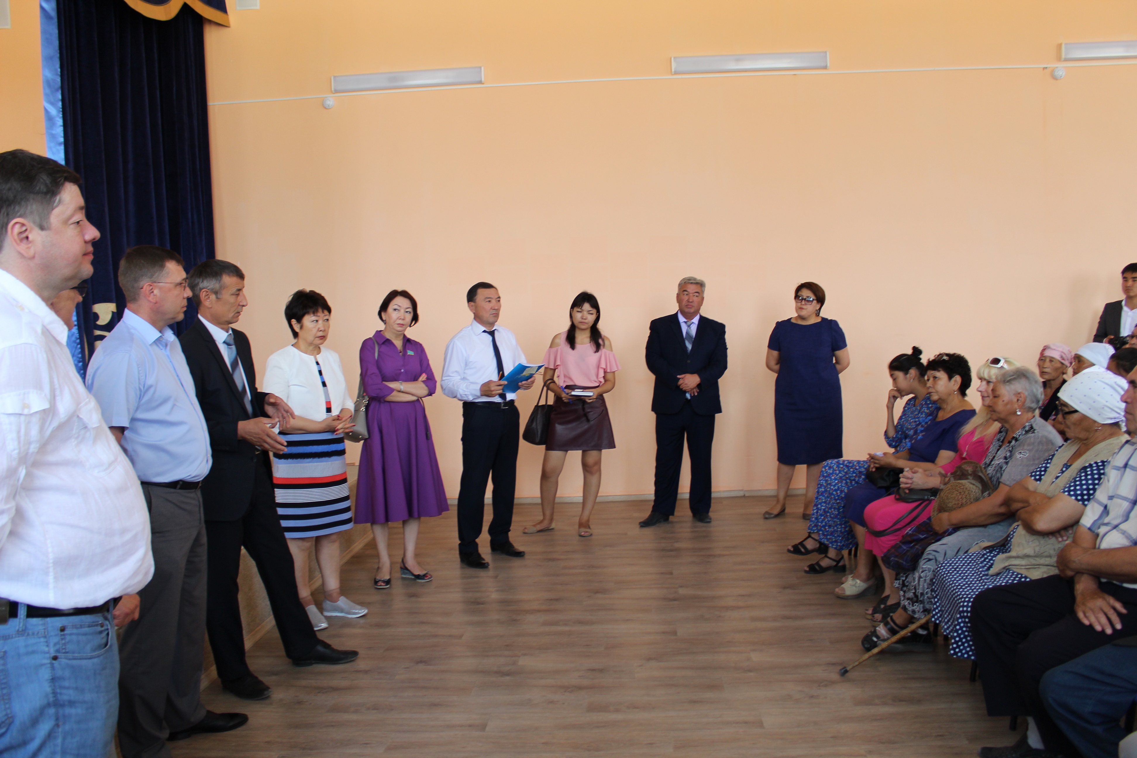   Дания Еспаева в ходе выезда в Актюбинскую область встретились с жителями с.Родниковка Мартукского района.