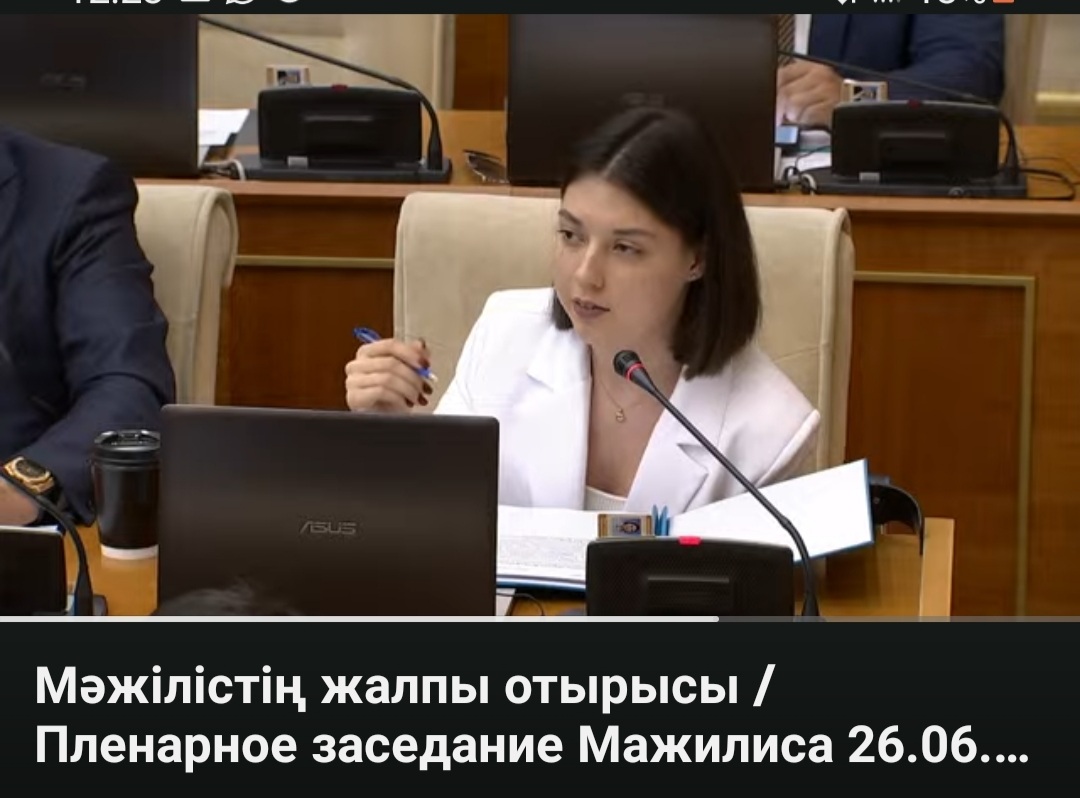 Мәжілістің жалпы отырысында депутат Динара Наумова сұрақ қойды