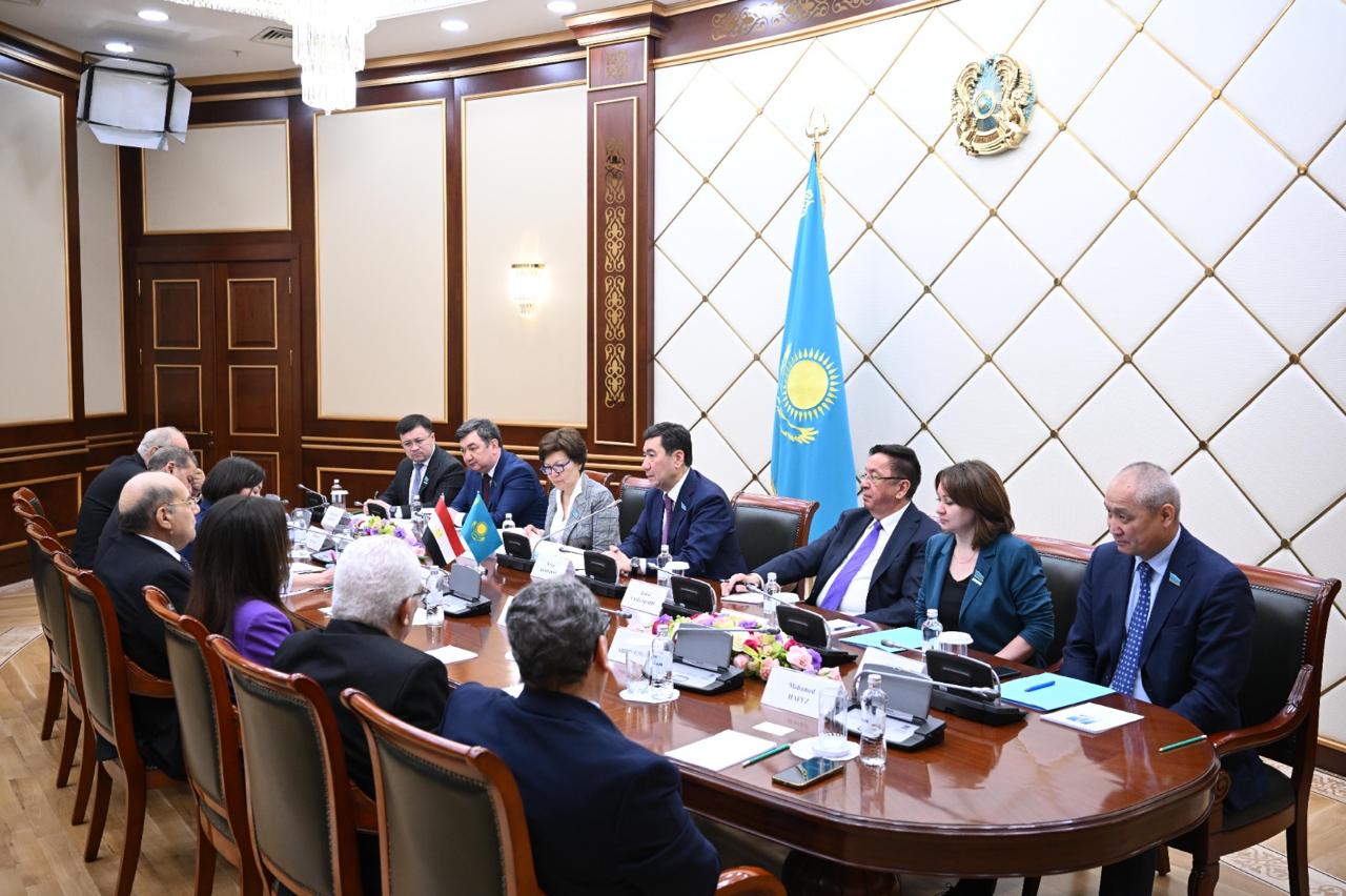 Мәжіліс Спикері Ерлан Қошанов және бір топ депутаттар Астанаға ресми сапармен келген Египет Араб Республикасы Сенатының Төрағасы Абдельвахаб Абдельразекпен кездесті.