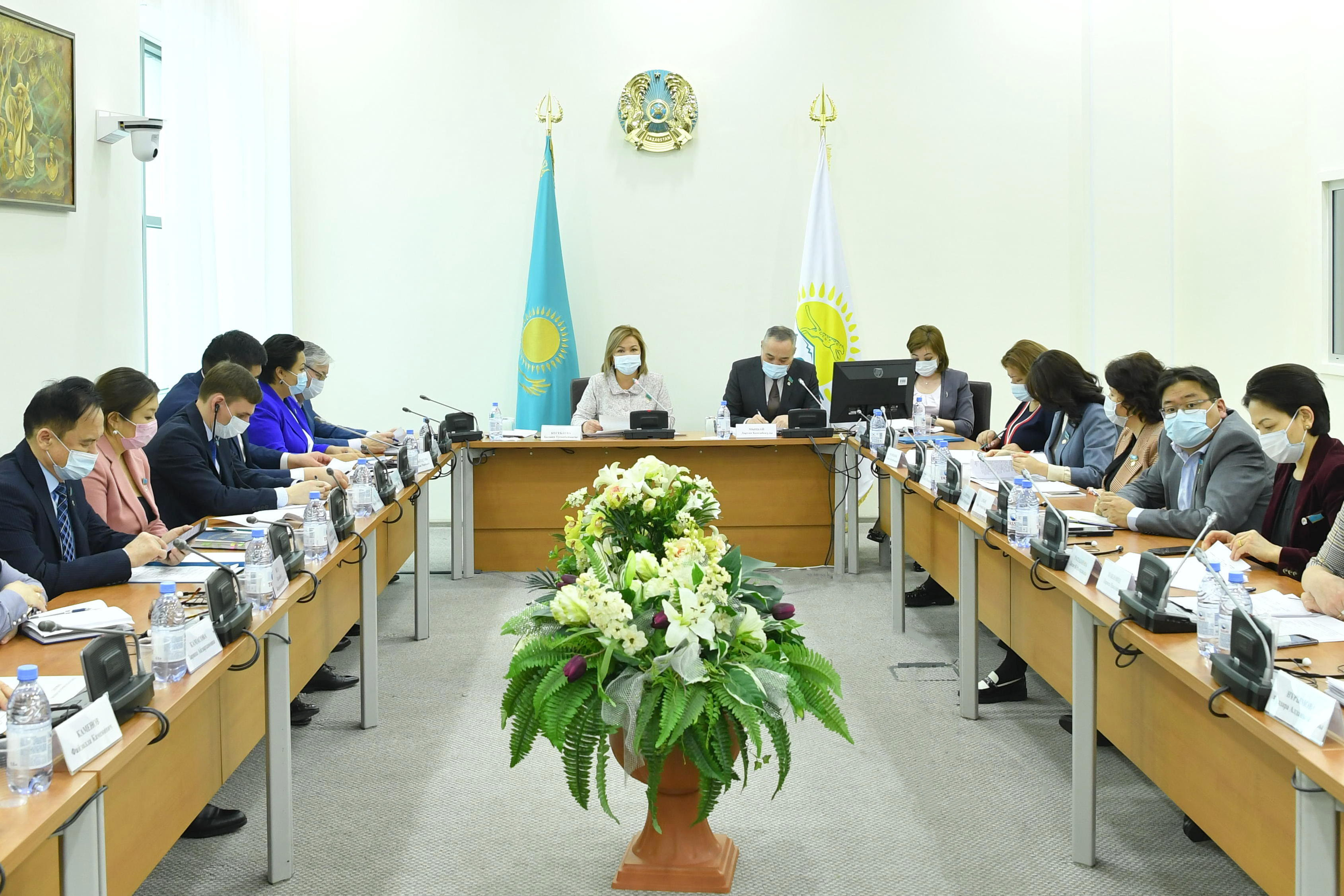 В Мажилисе обсудили вопросы молодёжной политики в Казахстане