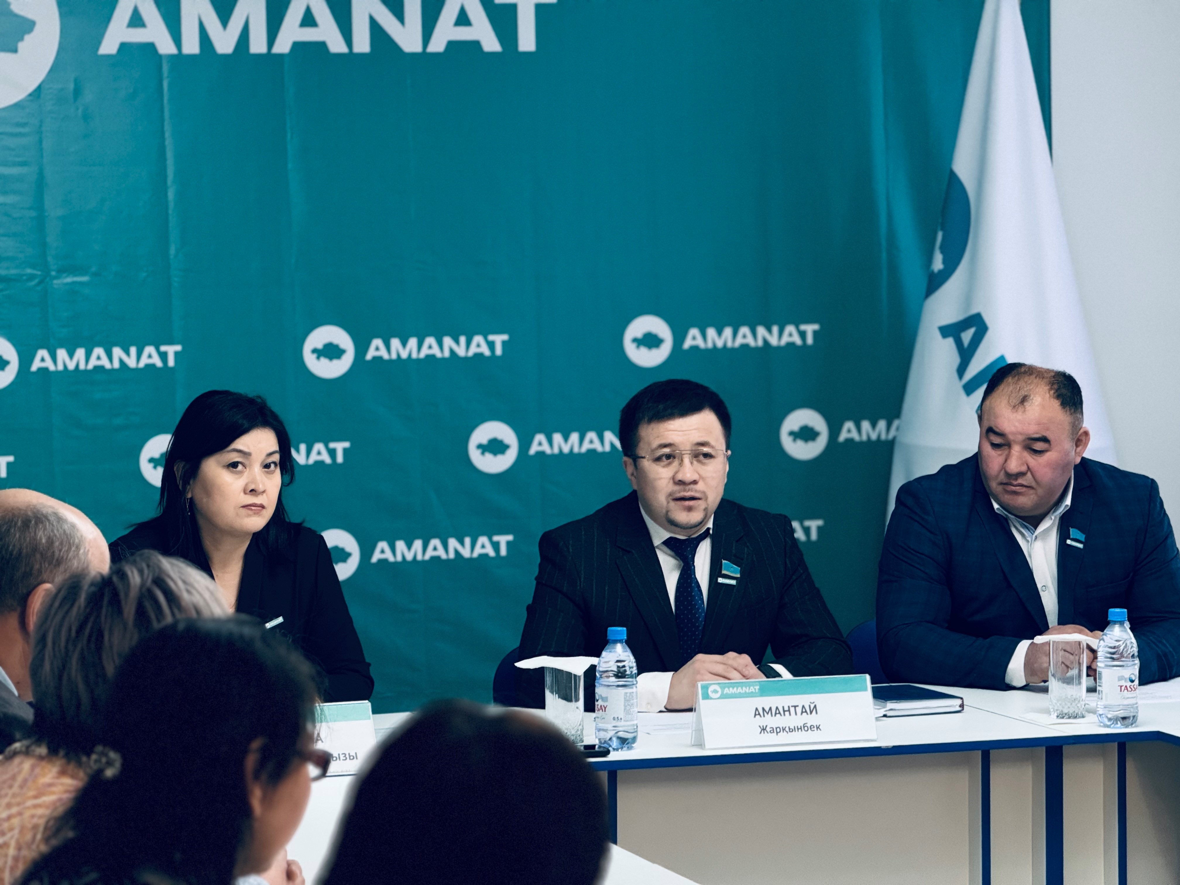 Май ауданында "AMANAT" партиясы фракциясының филиалындағы әріптестермен және халықпен кездесу