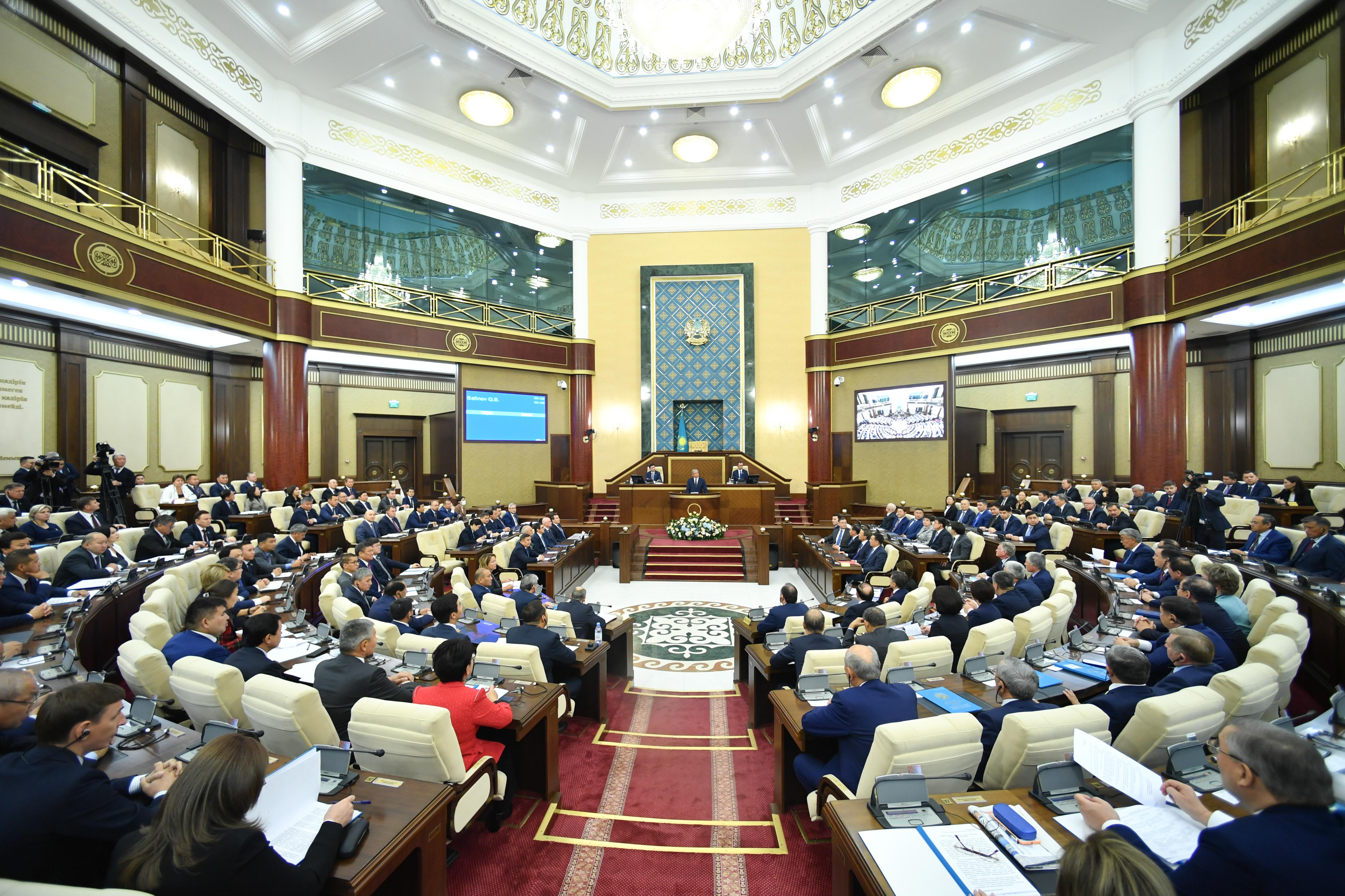 Депутаты на совместном заседании палат Парламента приняли поправки в Конституцию
